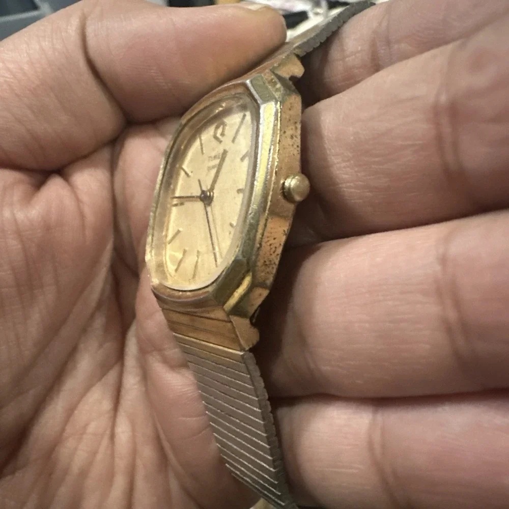 Works VTG 1982 TIMEX Q Mens 40mm Date Quartz Watch Gold Tone New Battery Fit 7